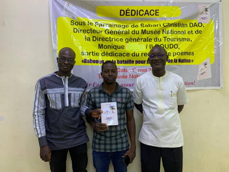 Roger Sawadogo : l’écrivain pluriel qui signe “Raboogo”, un recueil poétique au cœur des fractures burkinabè