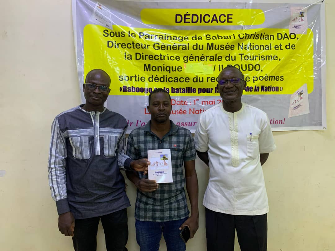 Roger Sawadogo : l’écrivain pluriel qui signe “Raboogo”, un recueil poétique au cœur des fractures burkinabè